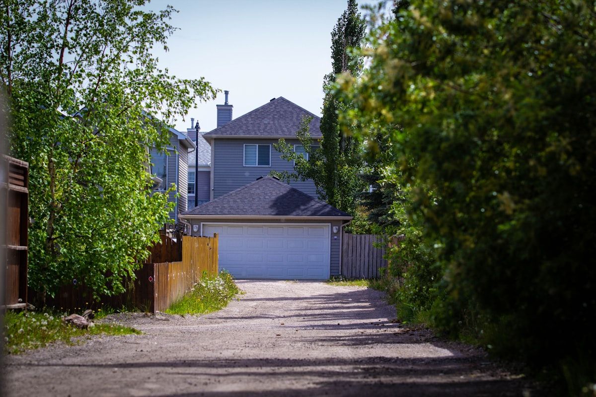 Automatic gates Elwood – suburban driveway entrance